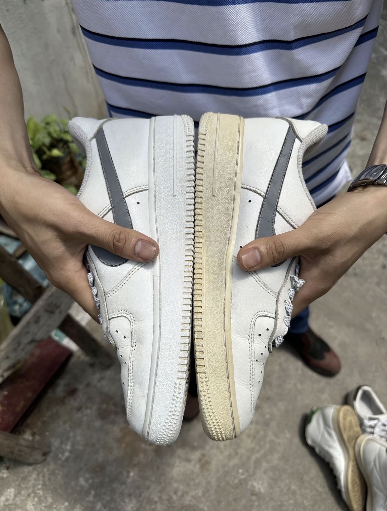 Tẩy ố đế giày sneaker