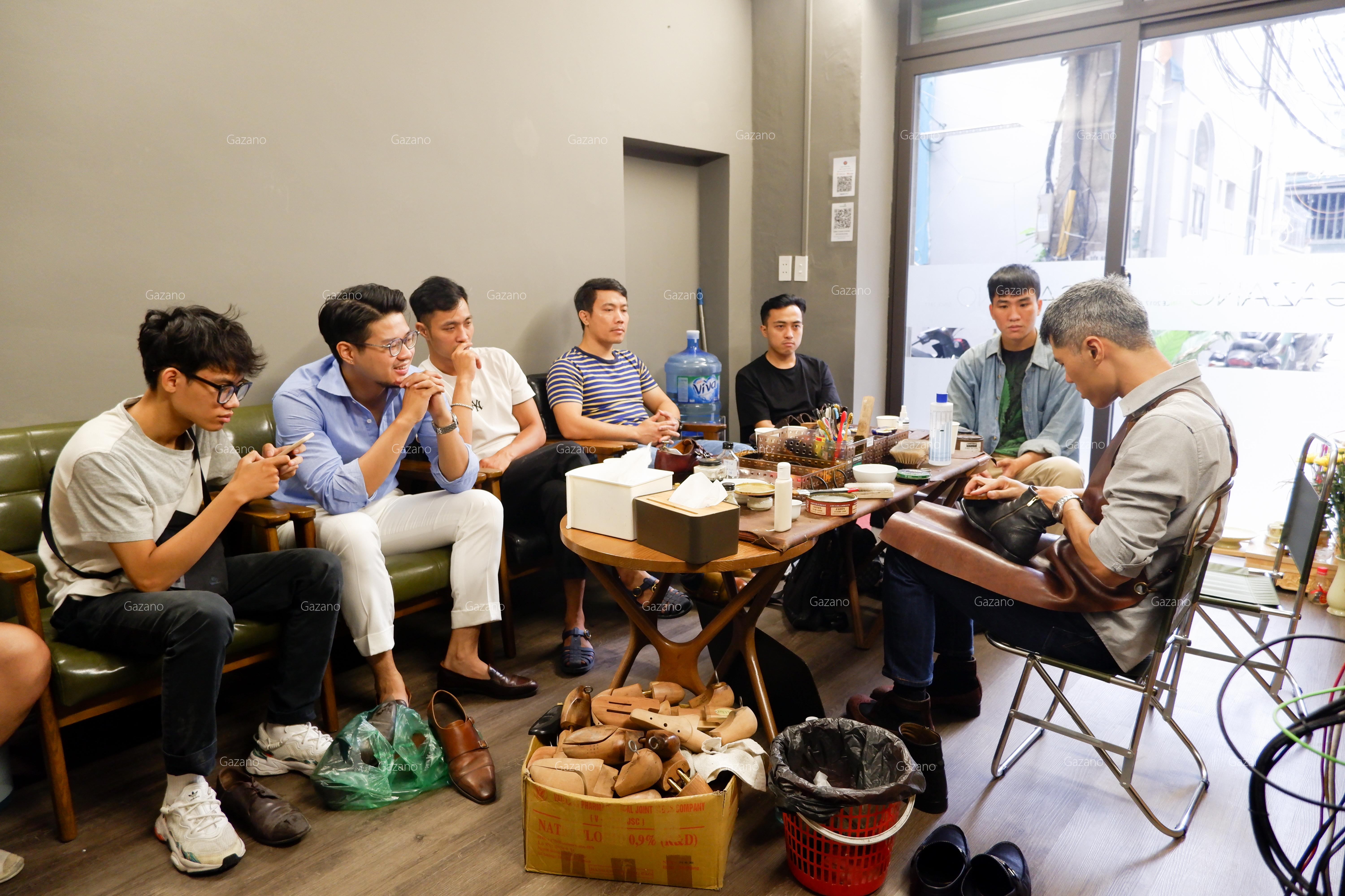 Buổi học đầu tiên của lớp "chăm sóc giày tây" với đồ saphir tại Gazano
ngày 16/7/2022 bắt đầu từ 9h đến 11h.
